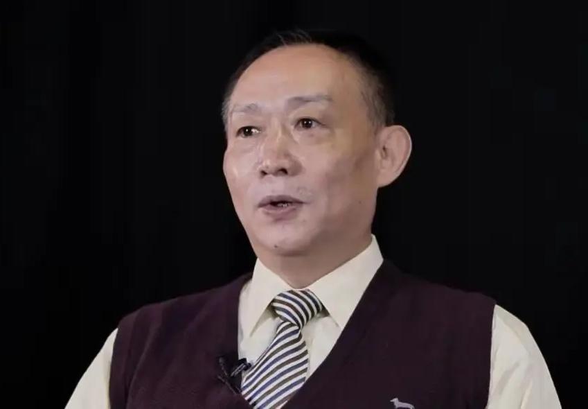 卢麒元8月17日发文称，“若2020年国储黄金1000吨（而不是藏汇于境外），我