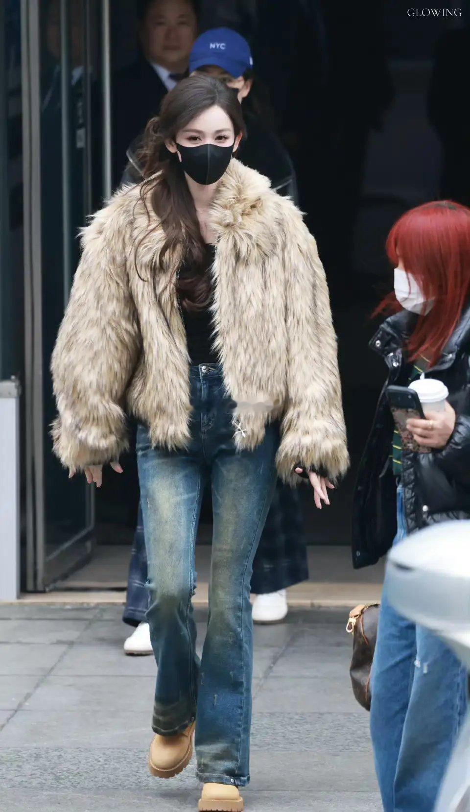 古力娜扎出现在机场，穿了件皮草配牛仔裤，看着又慵懒又时髦，那股温柔劲儿，简直美到