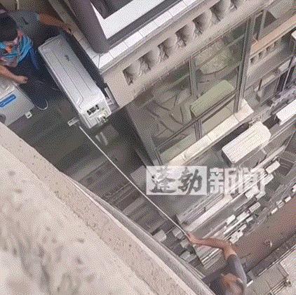 太不理智了。四川眉山，一网友发视频称，他家楼下一户人家，请来师傅高空作业帮忙安装