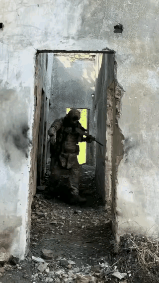 这名乌克兰士兵的心理素质太强大了！明明已经被包围了，而且自己是孤军奋战，但仍然