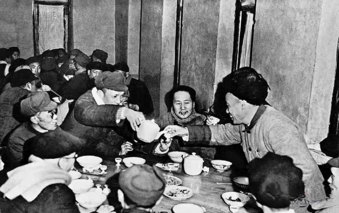 朱德60岁寿宴一桌7人只有4个菜，没有酒。仔细看，毛泽东主席坐在中央，桌上四个菜