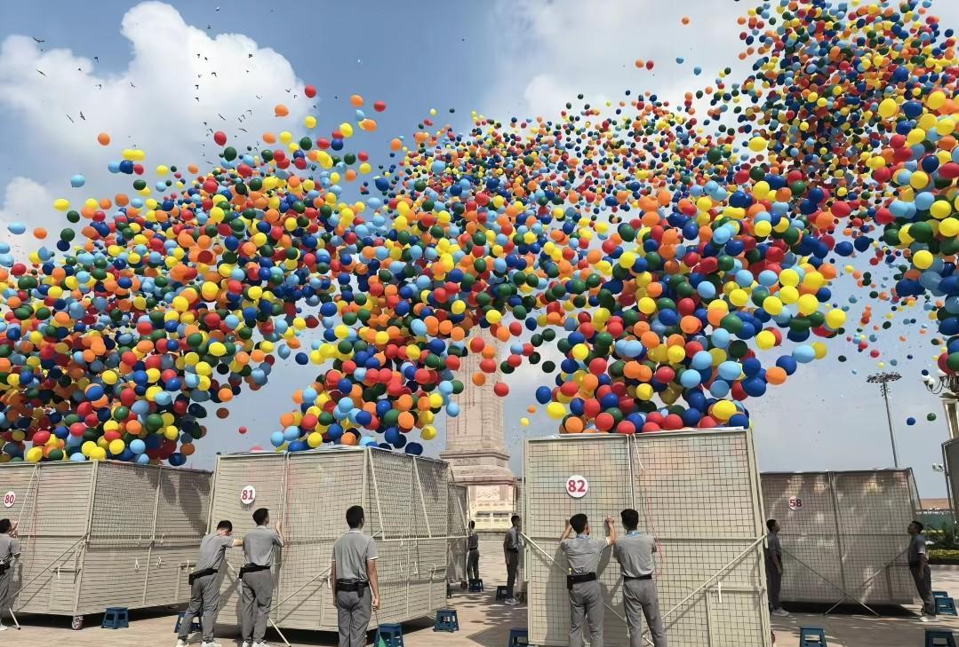 不查不知道，一查吓一跳！阅兵仪式上，大家都看到天安门广场上放飞的8万只气球了吧
