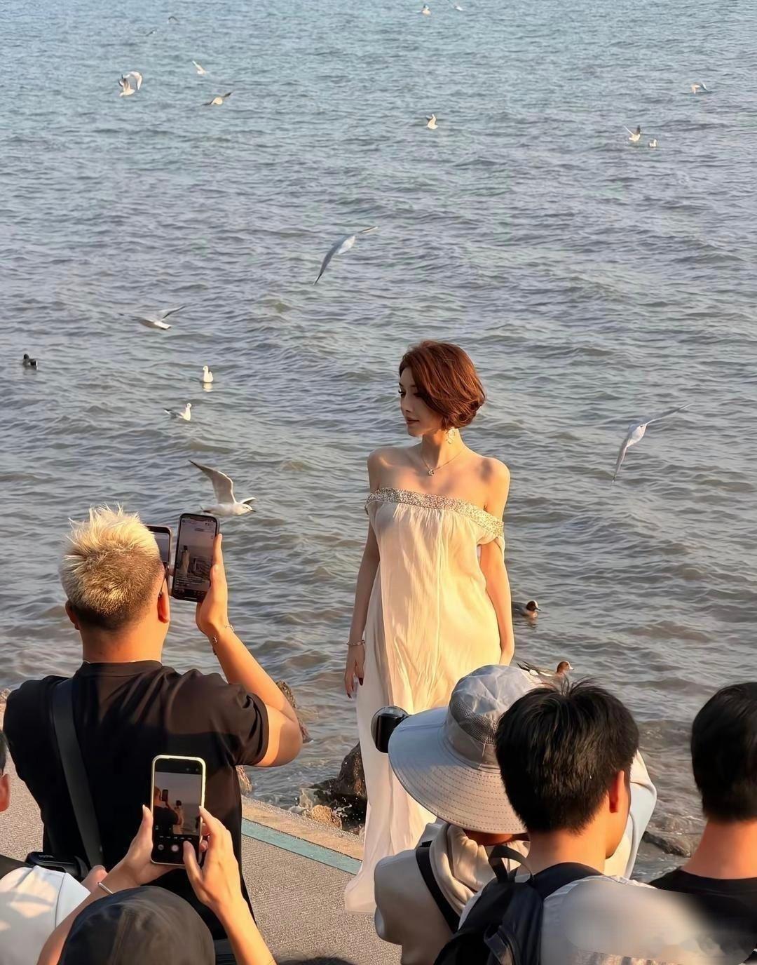 这衣服到底是怎么挂上去的？