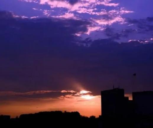 1月还没结束，社会上却出现了三个反常变化，风向彻底变了！ 第一，黄金、白银太