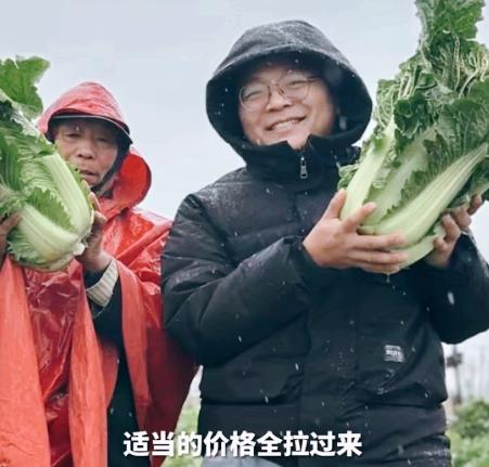 2024年12月山东，男子请假回老家收白菜，不料，菜贩子收购价才1毛2一斤！老板