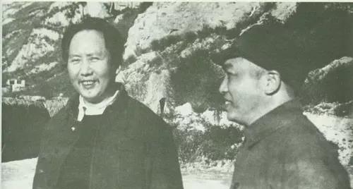彭德怀战功赫赫，毛泽东曾写诗赞扬彭德怀：山高路远坑深，大军纵横驰奔。谁敢横刀立