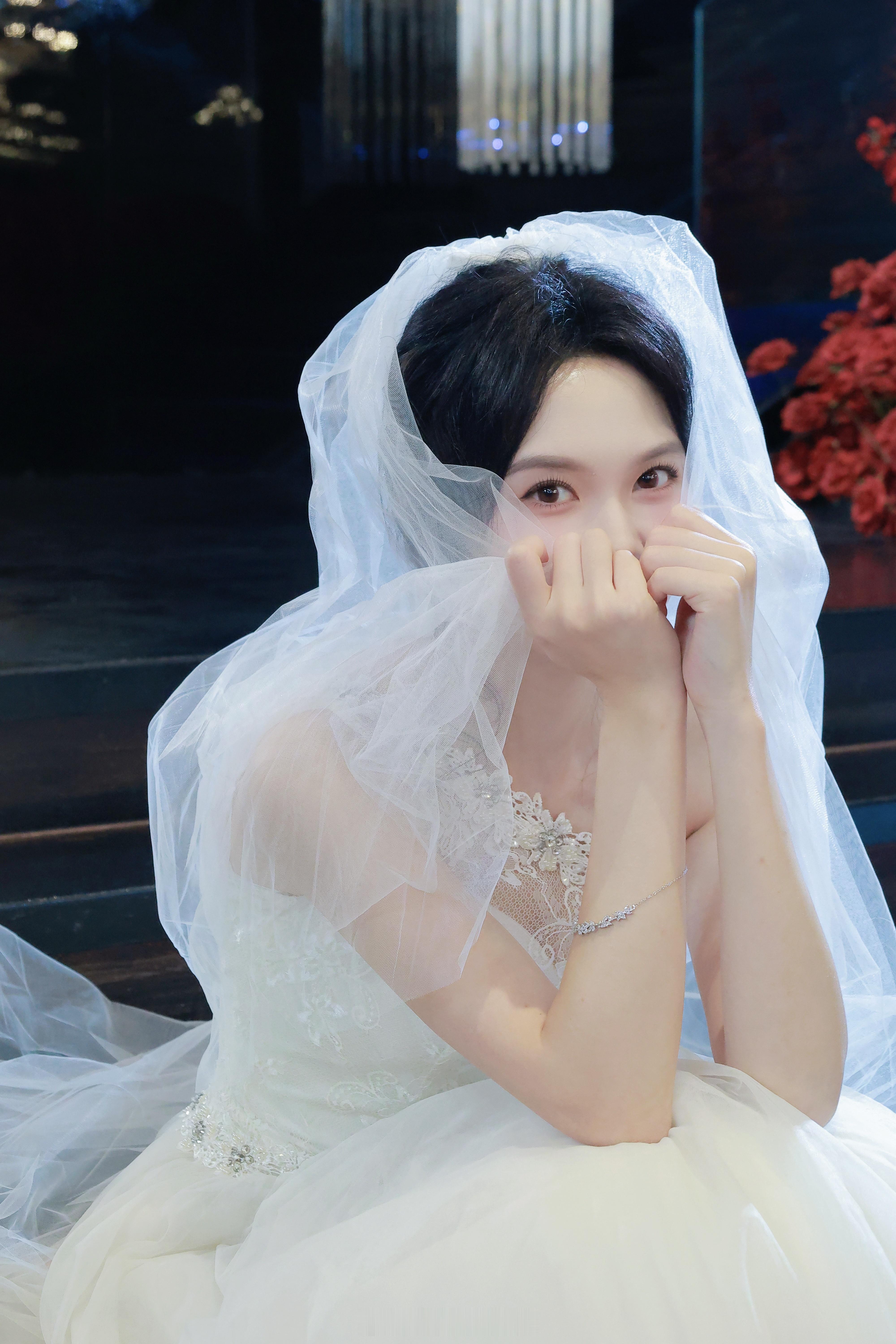 关于无缝进组的两组婚纱马乐婕​​​