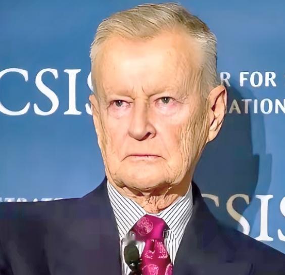 美国一个顶级的战略家，和基辛格齐名的那种，晚年反复说，我们犯了个天大的战略错误。