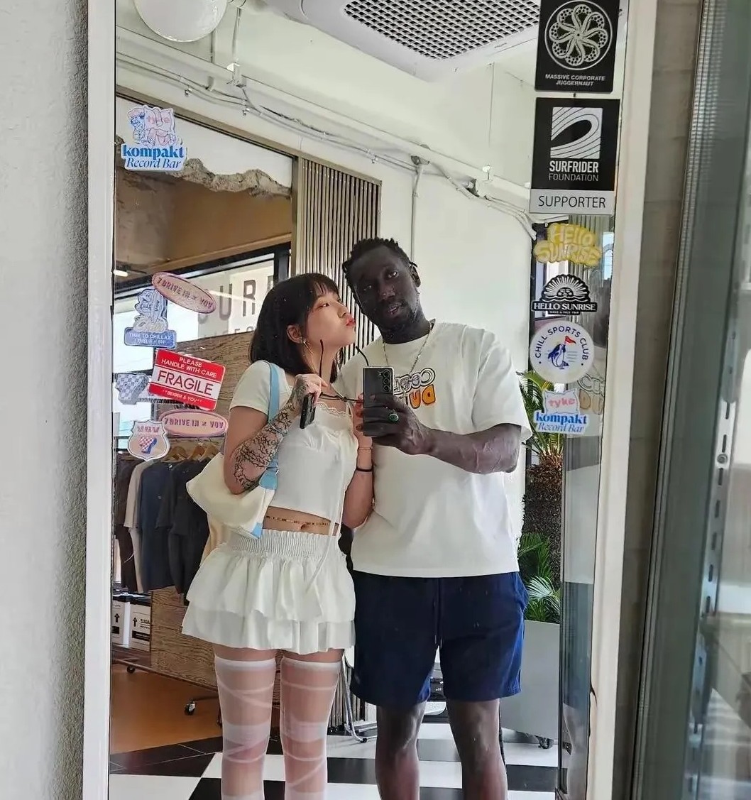 和黑人一起谈恋爱，是什么感觉？刺激不刺激？家人们都能接受吗？
