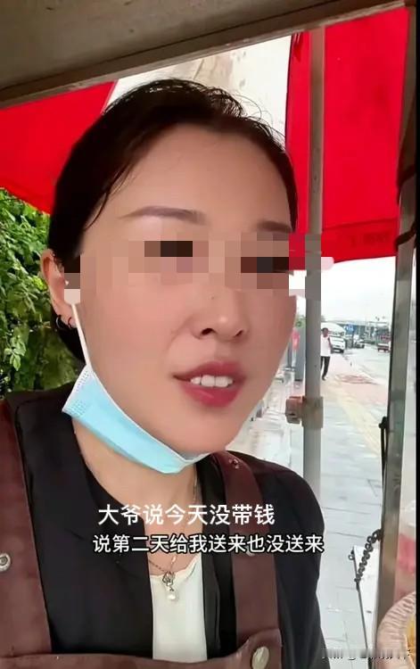 济南街头摆摊卖烧饼的红艳大姐，看到那位光头大爷，来买烧饼，大姐直接说，不卖给你，