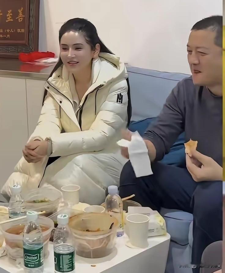 李亚鹏带团队坐火车，反倒被员工吐槽虚伪，事情的起因是李亚鹏带着团队去贵州做公益，