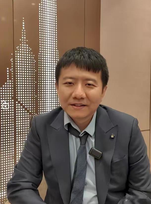 邓煜和王虹两人双双摘得菲尔兹奖后，丘成桐公开邀请他们回国发展，出于爱国，广大网友