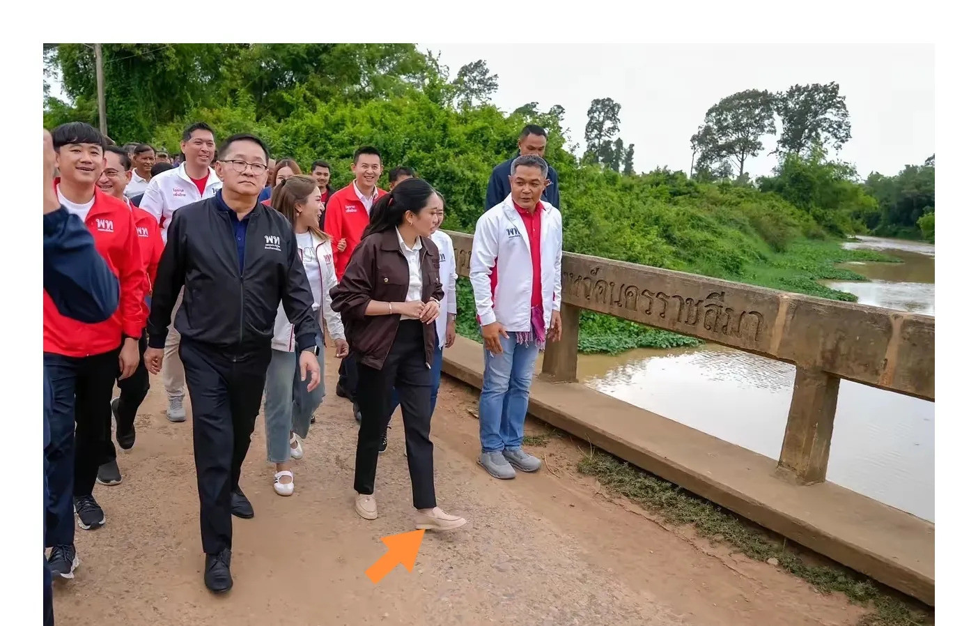 佩通坦视察防洪穿平底鞋泰国政坛风云人物佩通坦，最近又搞大