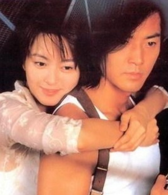 1999年，郑伊健和梁咏琪合作时一吻定情，他转身和曾许诺结婚的邵美琪分手，并把价