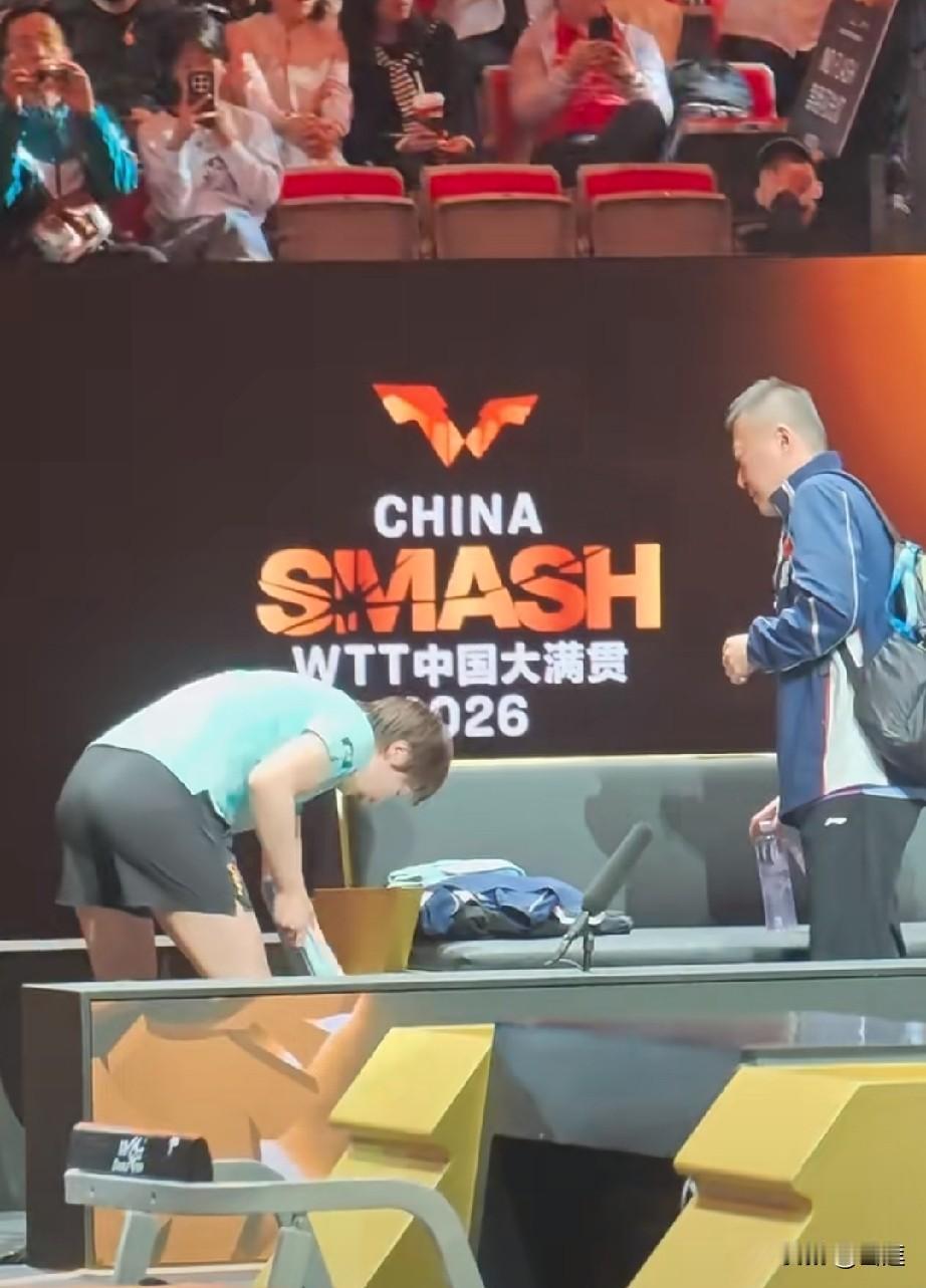 王曼昱结束与巴特拉的比赛！正在收拾东西准备离场时，就听见观众席上出现不好听的