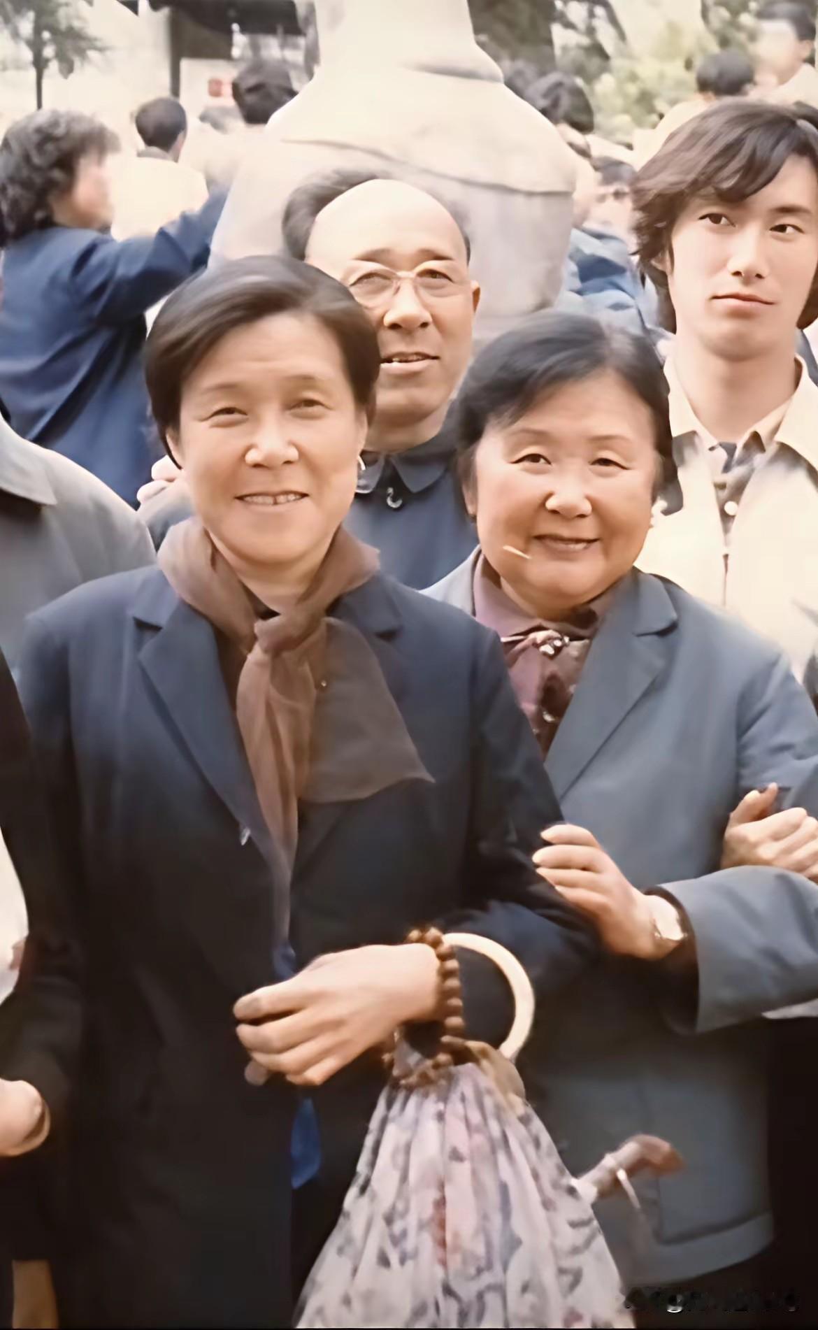 这是定格在八九十年代的温暖瞬间，朴素的西装与丝巾、腕间的手表与手串，都带着那个年