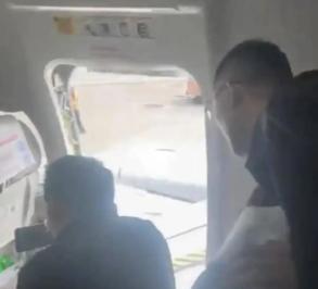 又是个大聪明！云南昆明，一架航班刚落地，乘客们正收拾行李等着下飞机，突然机舱里哐