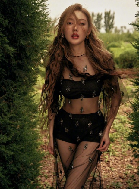 张天爱最新写真，裸足太绝了