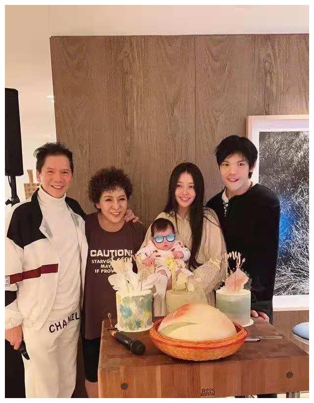 向佐生日大聚会曝光出女儿合照妻子罕见露面