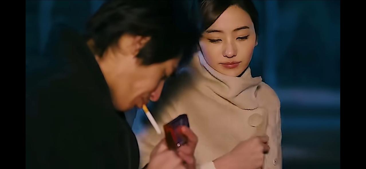 都说，没有任何一个男人，可以抵抗一个在你点烟时，为你挡风的女人。温柔善解人意的女