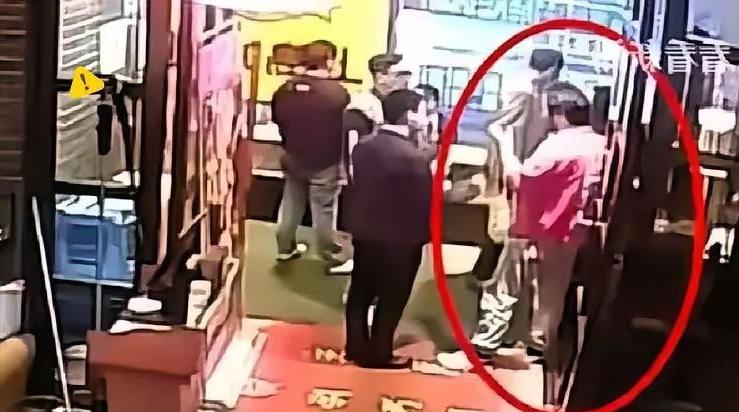 上海和平饭店惊现高端碰瓷！三印度游客专挑招牌菜下单，全程拿手机怼服务员脸拍。吃完