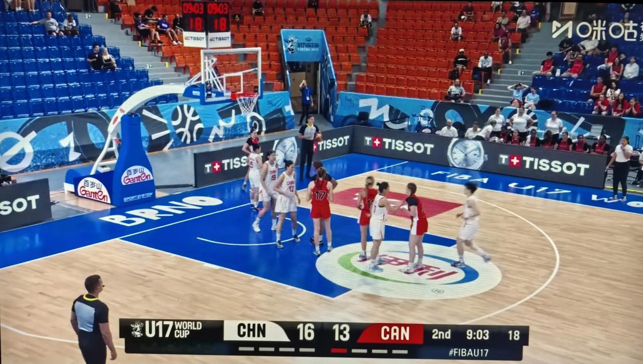 打得好！四强战！上半场，U17女篮领先加拿大1分！防守够强硬！中距离和篮板保护
