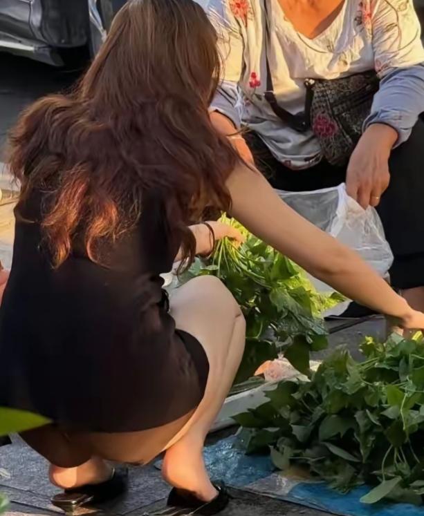 屁股全露的裤子火了?最近你刷到没?一种“光腚裤”突然在街头炸开锅!说它是裤子