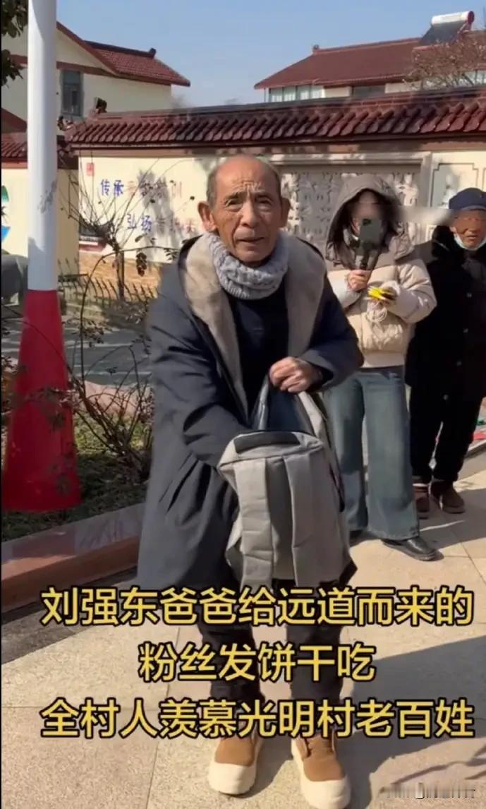 刘强东的父亲和谢霆锋的父亲都身在豪门。但是明星的父亲和企业家的父亲差别还是很大的