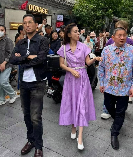 亲眼见到黄圣依本人后，我内心那美好的幻想瞬间幻灭了。只见她整个人瘦得骨瘦如柴，身