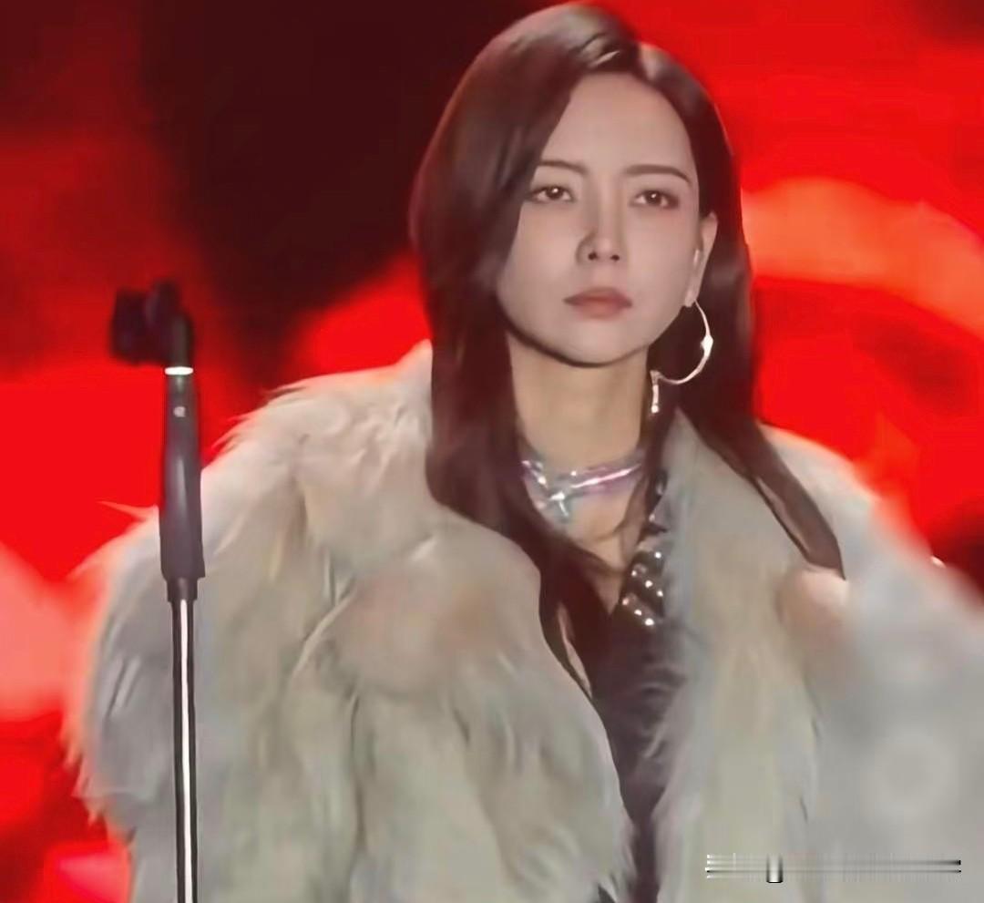 你们有没有发现于文文最大的改变不是外貌，也不是音乐风格改变了，而是很明显她的