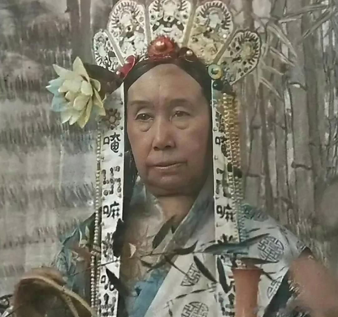 这是慈禧六十大寿时，洋人拍的真照片。作为大清朝的头一号人物，她这身打扮搁现在看，