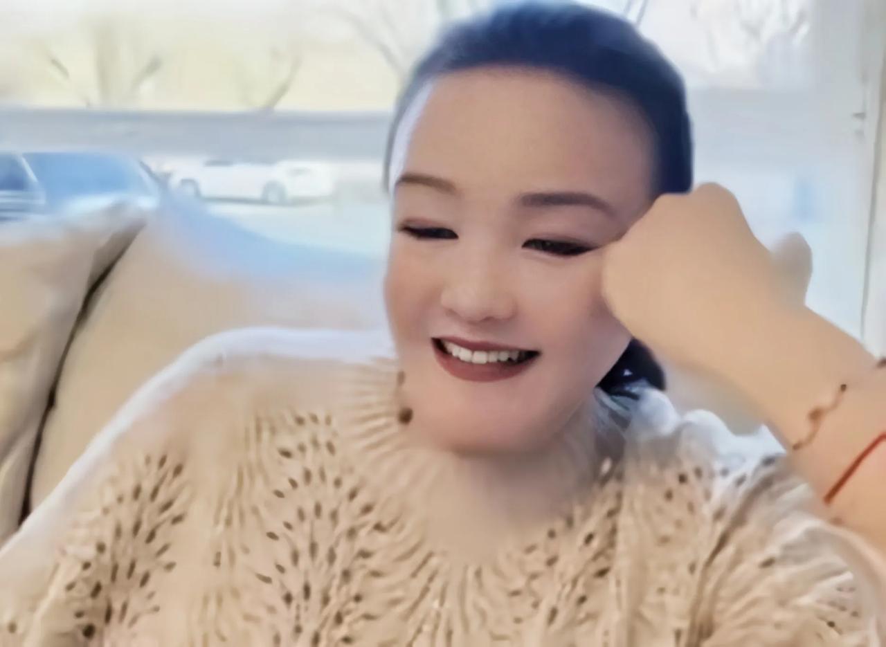 张兰缺席亲孙子的满月宴，不争那一时的面子，也不硬融别人的局张兰这次没去参加亲