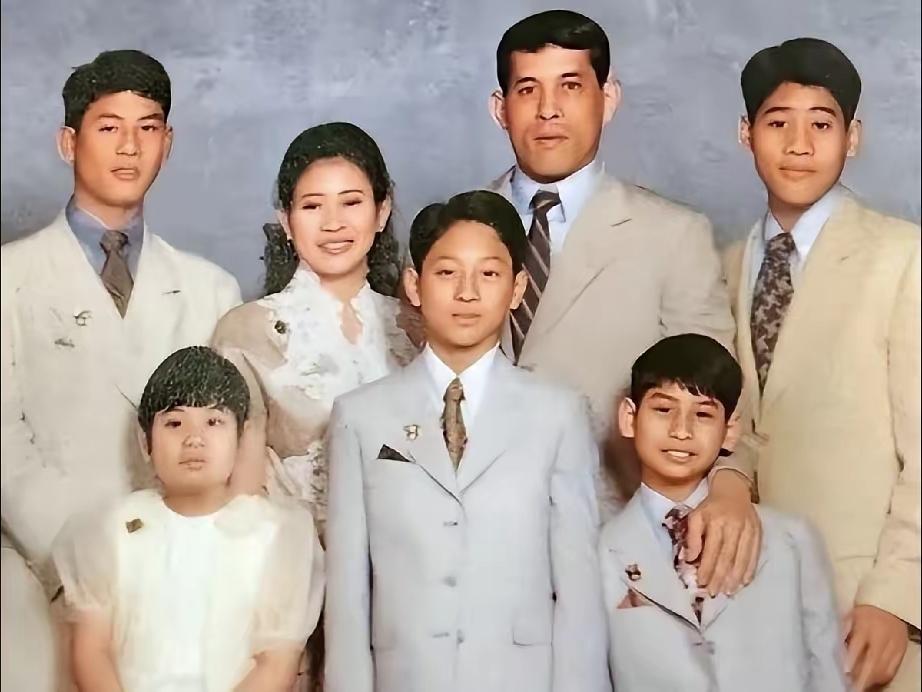 演员出身的余瓦达也是非常爱玛哈国王的，要不然不能一口气给她生了五个孩子。而且是四
