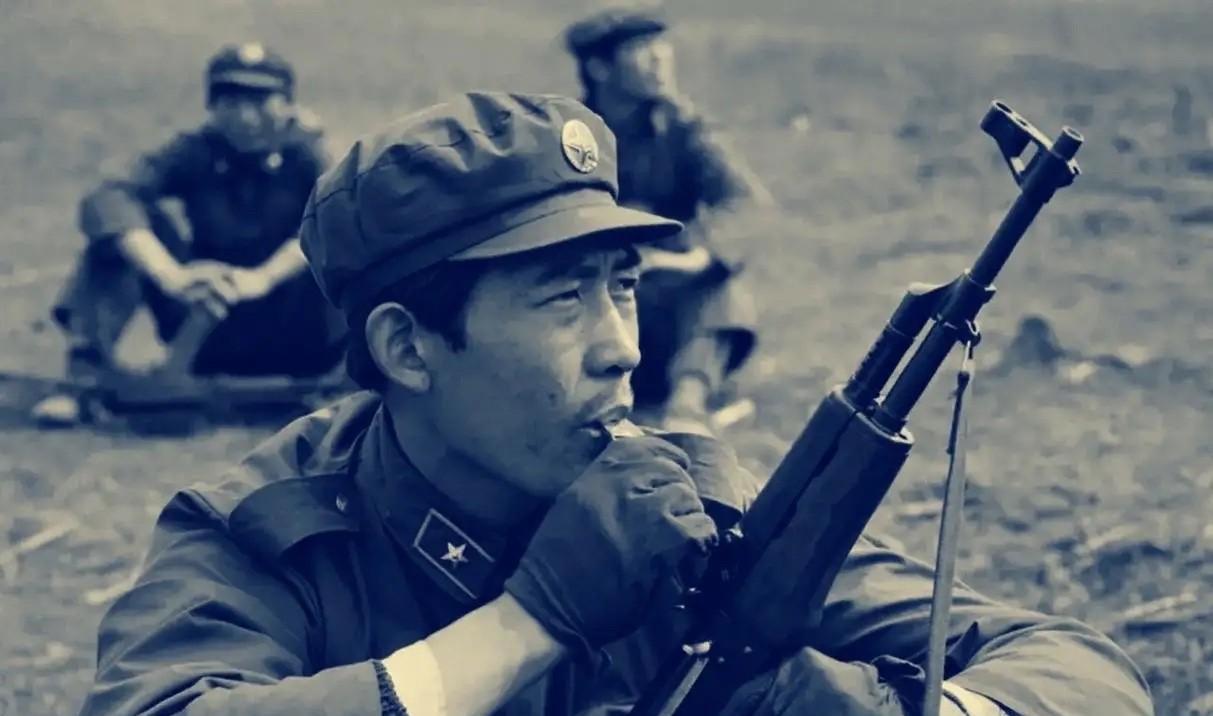 1988年，两山轮战期间，刚刚从战场上下来的英雄连长邱枢。此时，他背着冲锋枪，腰