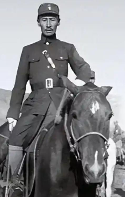 1932年，马占山宣布向日本投降，顿时国内上下骂声一片，然而在受降仪式上，马占山