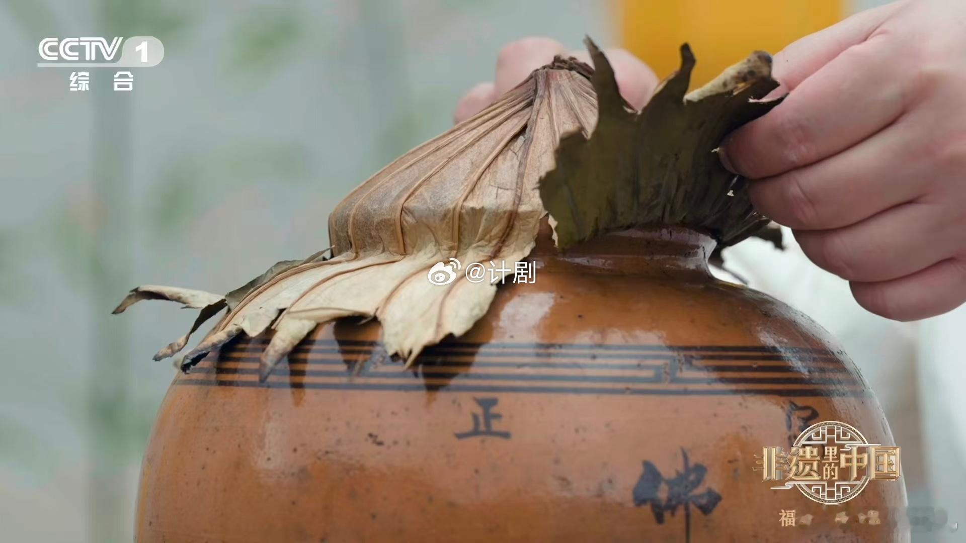 开坛有酒香的鲜汤佛跳墙的魅力在于慢火出真味，酒香与各种食材的香气层层递进，入口