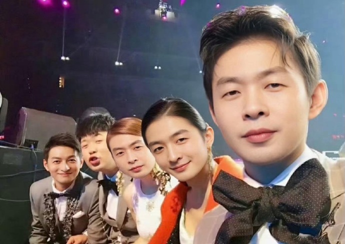 维嘉真聪明，躲得远远的，成功避开AI换脸。不过话说回来，是谁说快乐家族共用一张脸