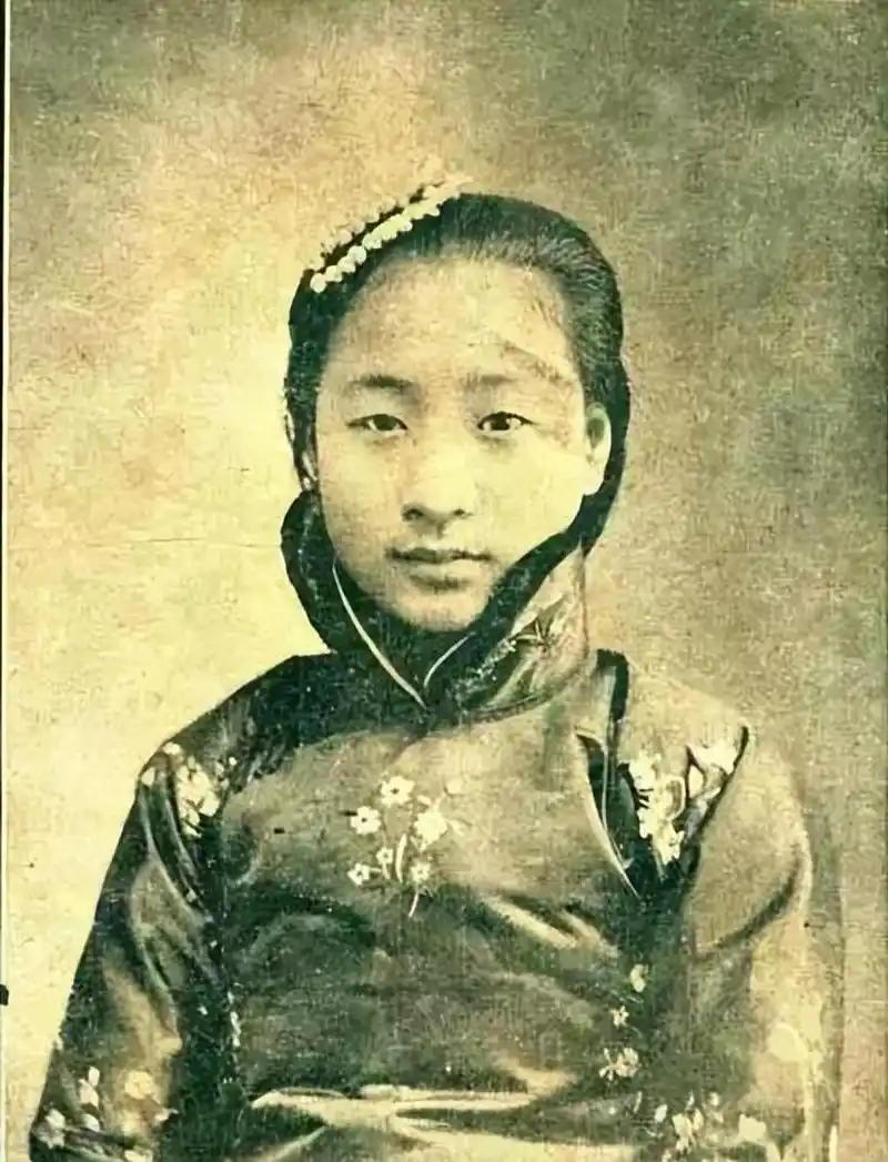 1949年，50岁的锅炉工李振海丧妻再娶，领回家的女耢人让四个孩子瞪大了眼睛