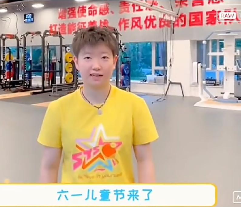 我们小莎节日祝福了，黄衣服小莎，白白嫩嫩，干干净净！她说：六一儿童节来了，祝小朋