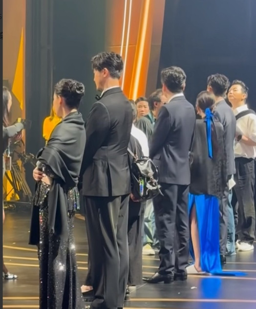 杨幂真是不喜欢穿高跟鞋，路演现场排练，穿平底白色拖鞋，同场梅婷就穿着真是路演的高