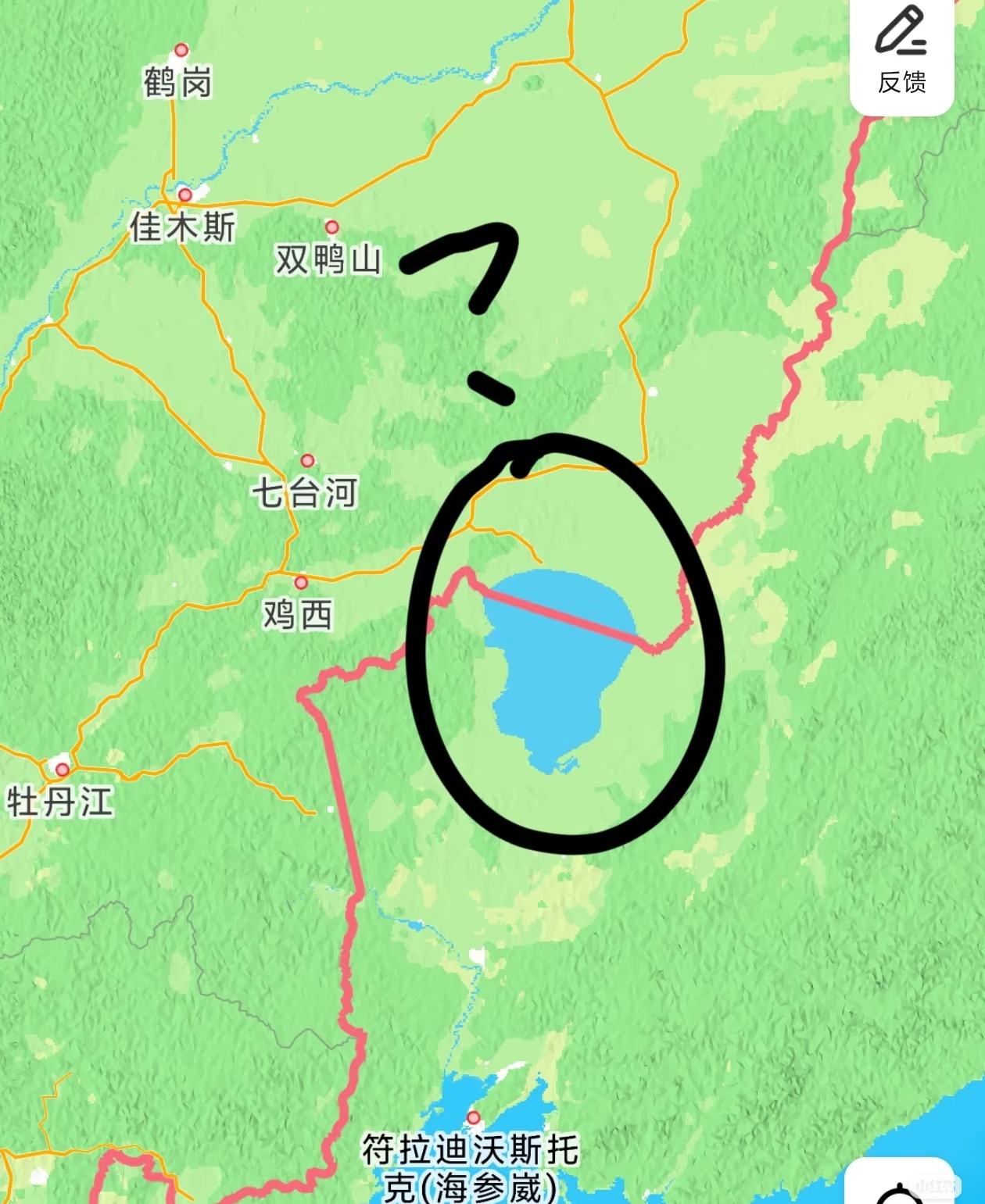 在地图上看到一个很神奇的地方,有一大半这个(应该是湖泊)在边境线外面?求助,是图