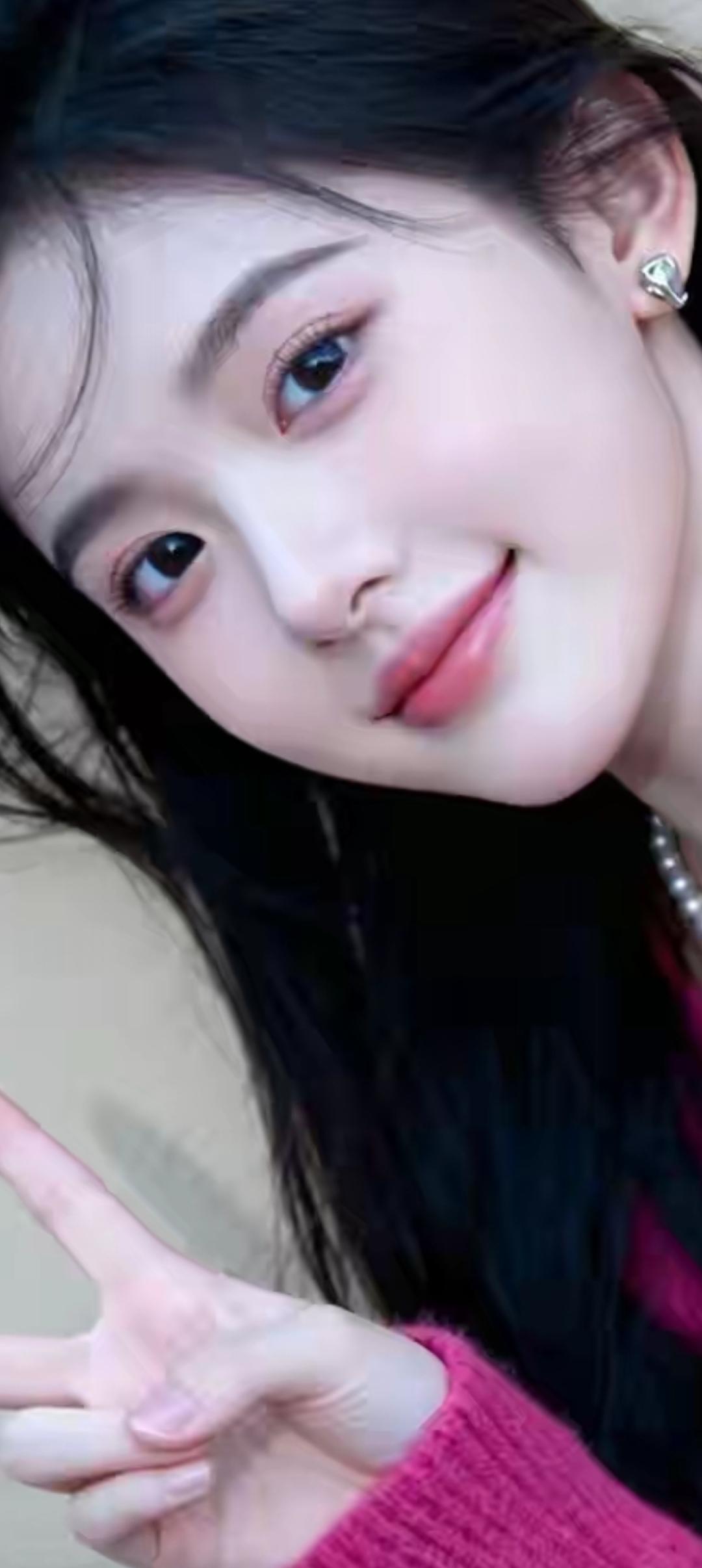 元气少女微笑，比心手势可爱满分！😊✨