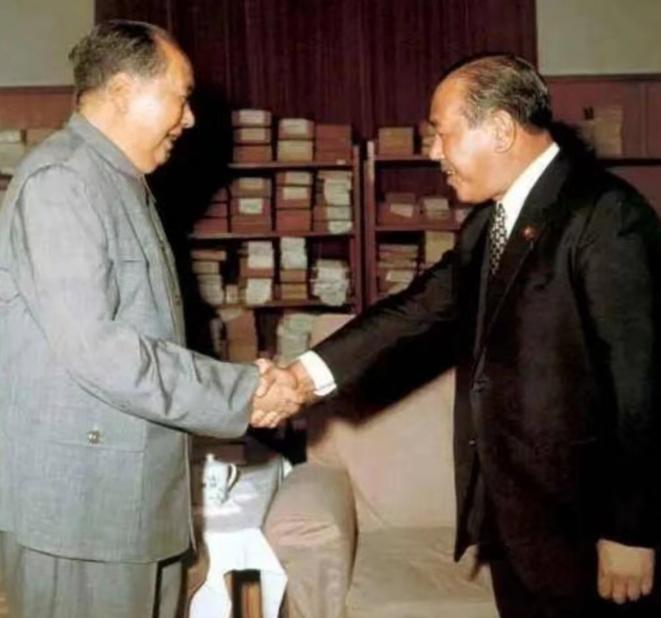 1970年，日本即将向中国履行1200亿美元的战争赔偿款，毛主席却大手一挥：这钱