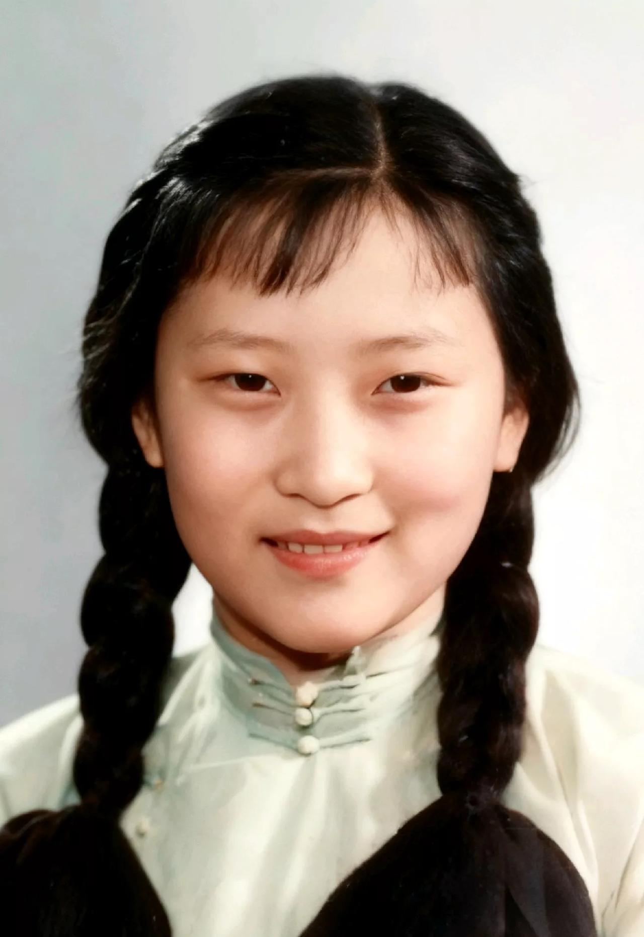 缪希霞是盐业专家缪秋杰的女儿，丈夫叫何康。她父亲和将军吴石是老朋友，她从小见过吴