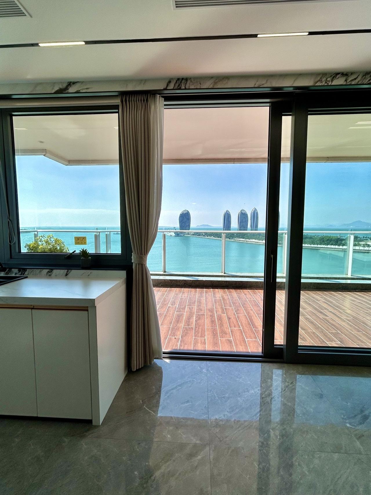 不想来回折腾了，但实在又舍不得的海景房，当初阿姨也是看上了露台才拿下的，一线看海