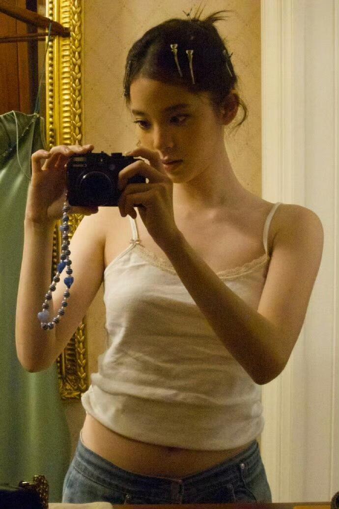 欧阳娜娜身材成吊带太适合了