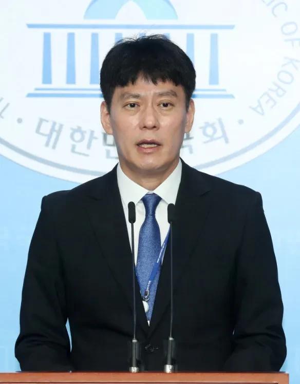 当选共同民主党新党首的郑清来昨晚任命了首批党内官员，他们是：党首秘书室长韩玟洙