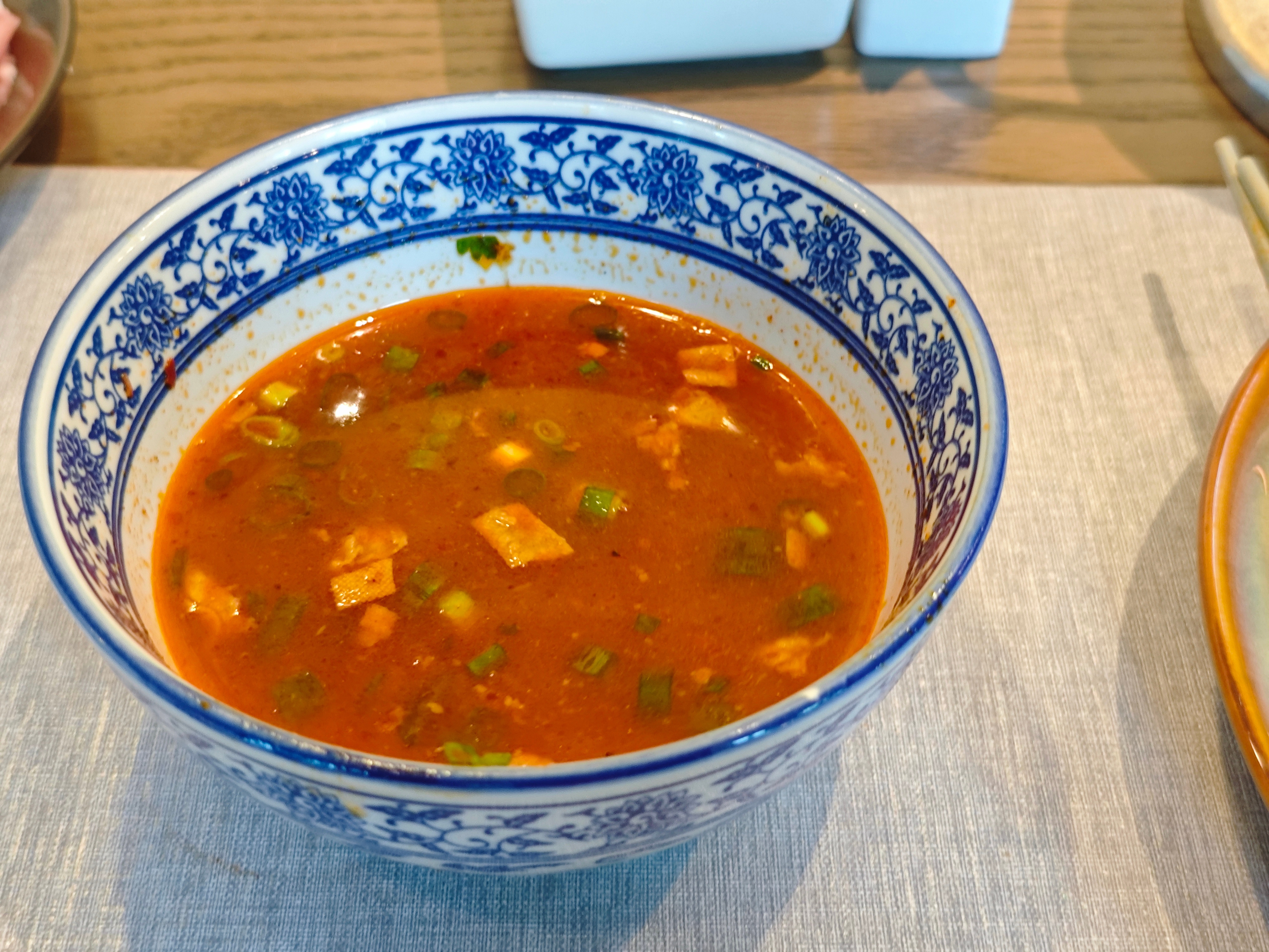 越往北方，面条越好吃。北方小麦蛋白质含量高，放的料也足。这一碗下肚，满足。西安