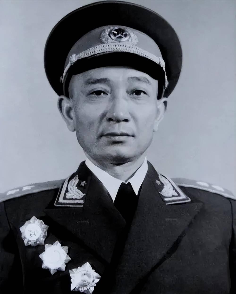 1949年的宁波街头，22军军长孙继先7岁的女儿在军营旁玩耍，一名陌生男