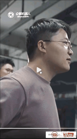 人形机器人“格斗”，实体接触名场面！这一脚，员工笑了，老板也笑了，众擎机器人刷屏